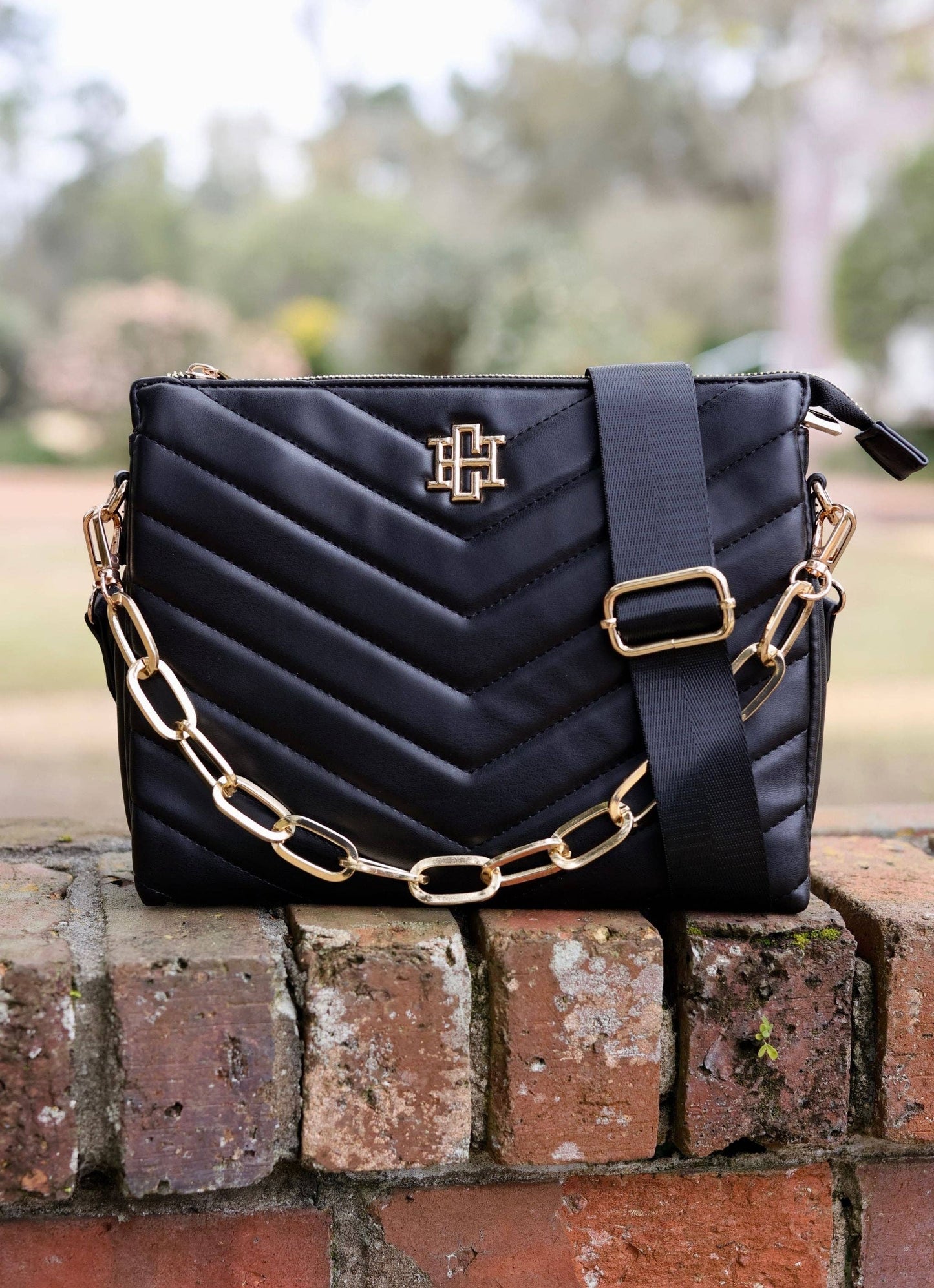 Ariana Crossbody BLACK V QUILTED